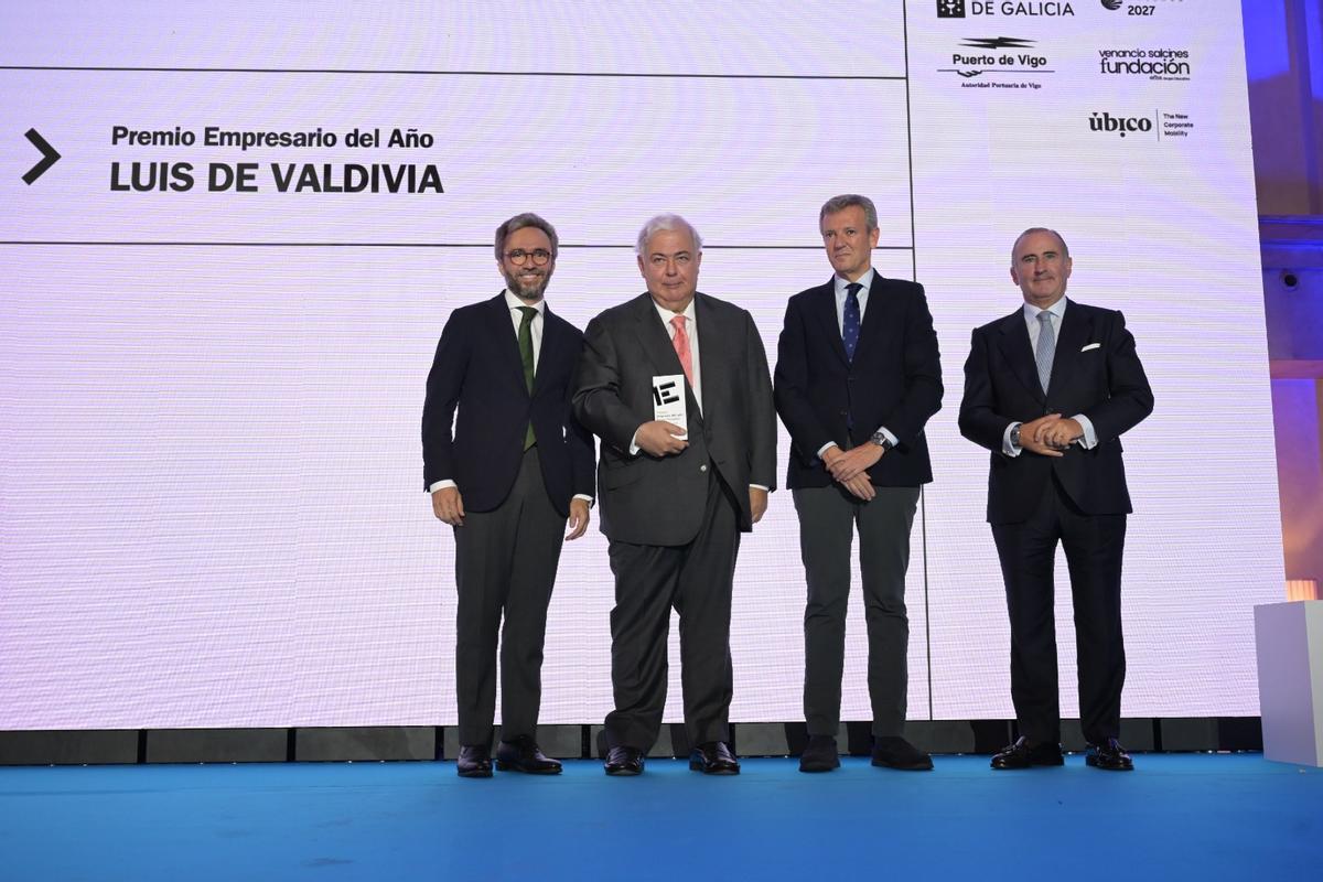 El presidente de Ecoener, Luis de Valdivia, es reconocido con el galardón Empresario del Año, entregado por el consejero delegado de Prensa Ibérica, Aitor Moll; el presidente de la Xunta, Alfonso Rueda; y el director general de Sabadell Gallego y director general adjunto de Banco Sabadell, Pablo Junceda.