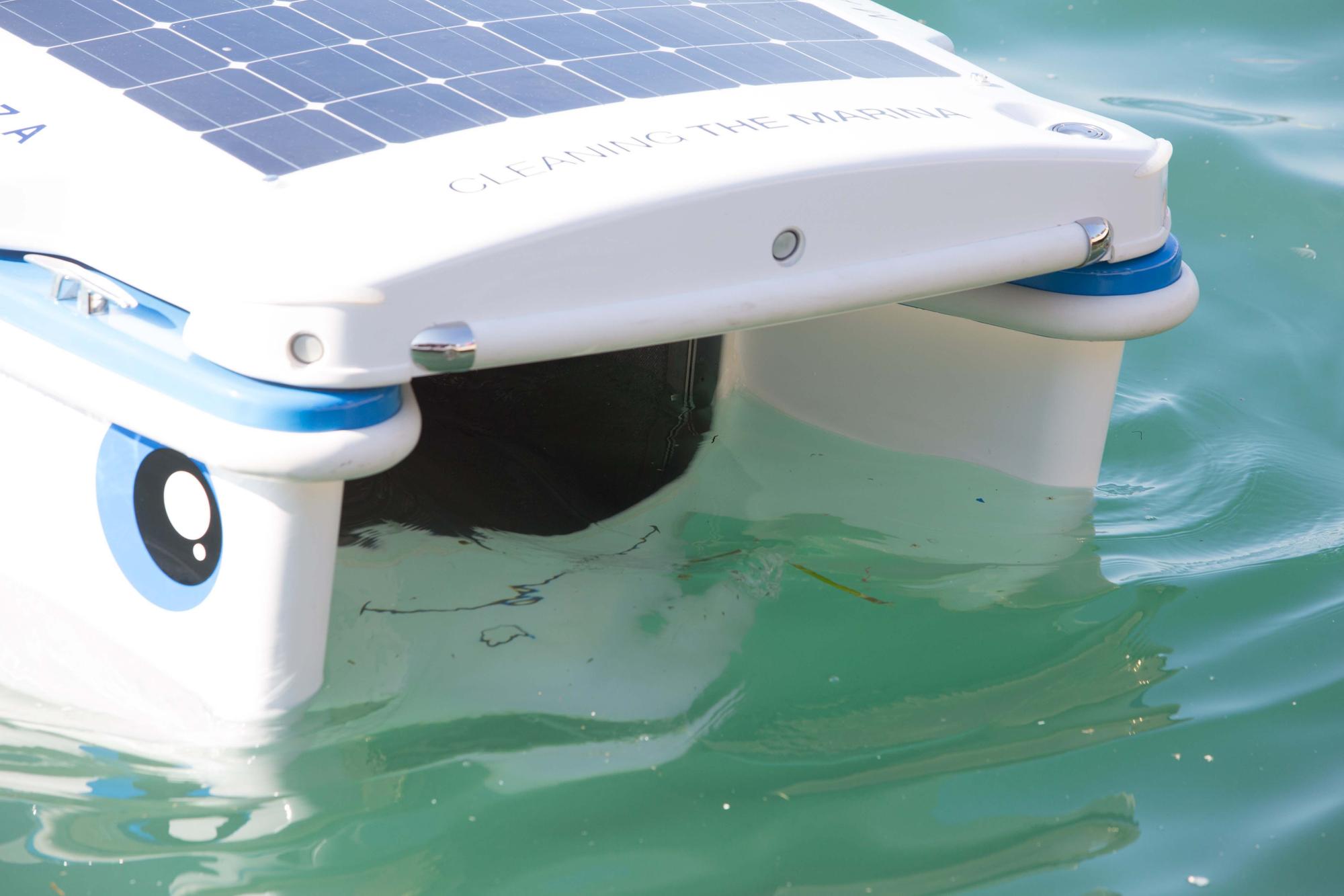 El ‘Geneseas’, un robot pionero en España limpia las aguas de la Marina Ibiza