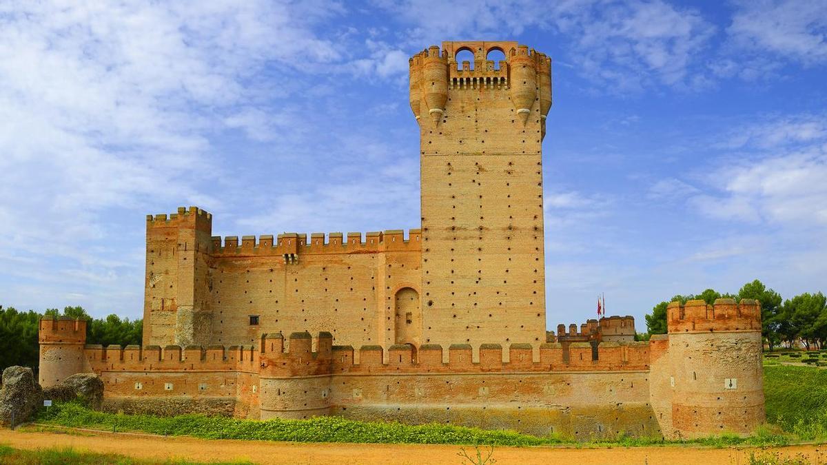 El pueblo de Valladolid ligado a Isabel la Católica y coronado por una impresionante fortaleza