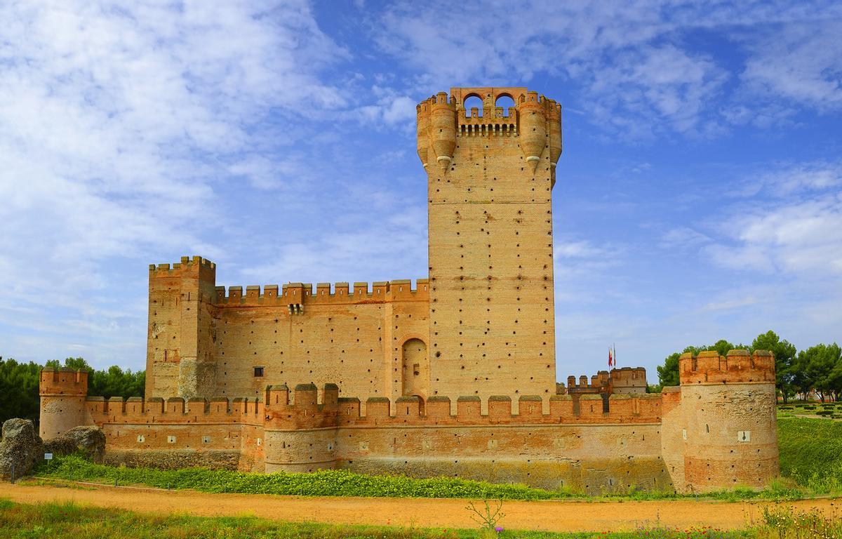 El pueblo de Valladolid ligado a Isabel la Católica y coronado por una impresionante fortaleza