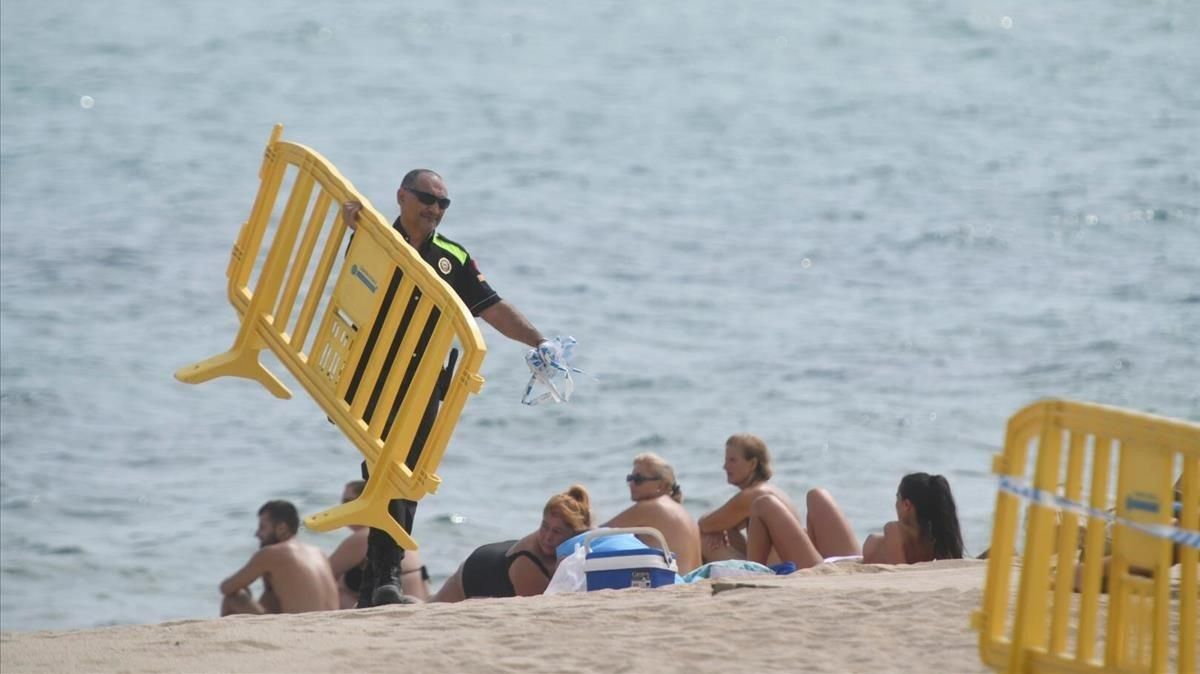 zentauroepp49642562 badalona  31 08 2019   barcelona la playa de cristal en bada190831163930