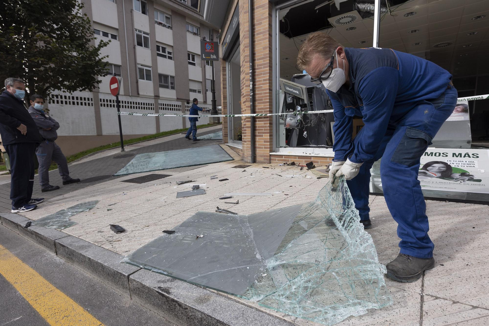 Unos ladrones revientan con explosivos un cajero automático en Oviedo