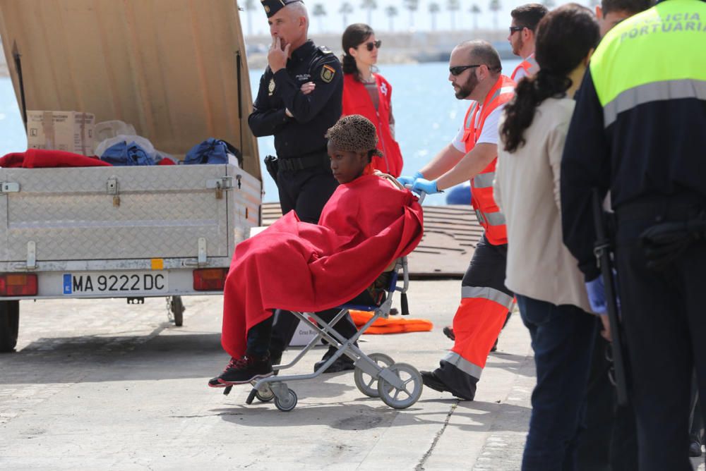 Trasladan al puerto de Málaga a 54 inmigrantes de una patera