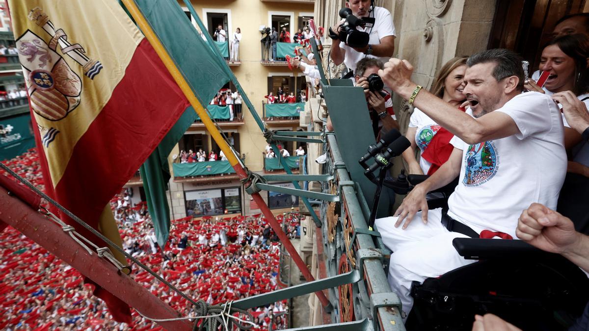 El exfutbolista, Juan Carlos Unzué da el chupinazo desde el balcón del Ayuntamiento en la Plaza Consistorial de Pamplona este miércoles dando comienzo a los Sanfermines 2022