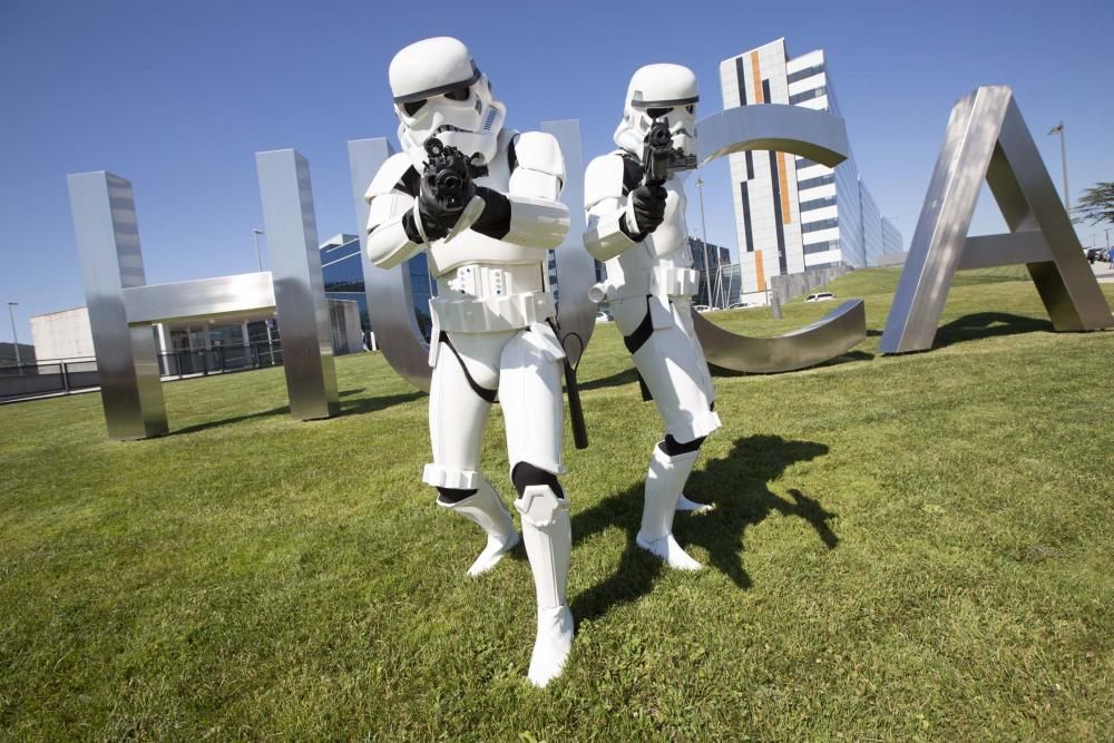 Miembros de la 'Legión 501' de Star Wars en Asturias, en el HUCA