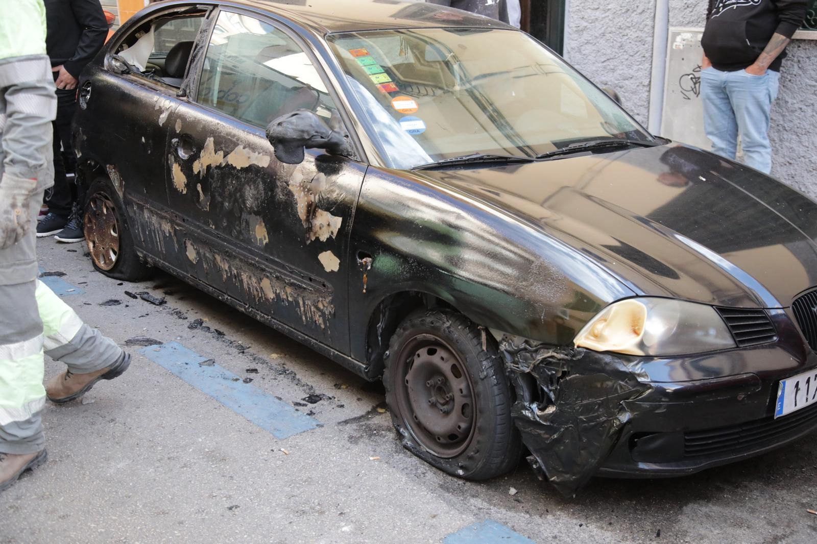 Un incendio destruye contenedores, coches y la fachada de una casa en Palma