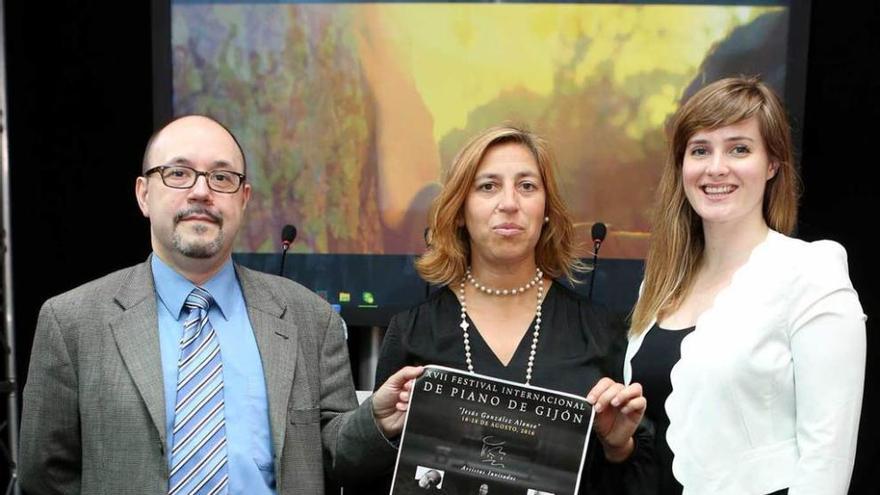 José Ramón Méndez, Teresa Sánchez y Amy Gustafson con el cartel del Festival Internacional de Piano de Gijón.