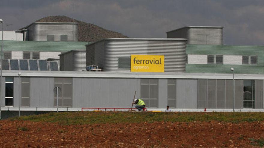 Diez años después de la promesa electoral, el hospital está construido y cerrado.