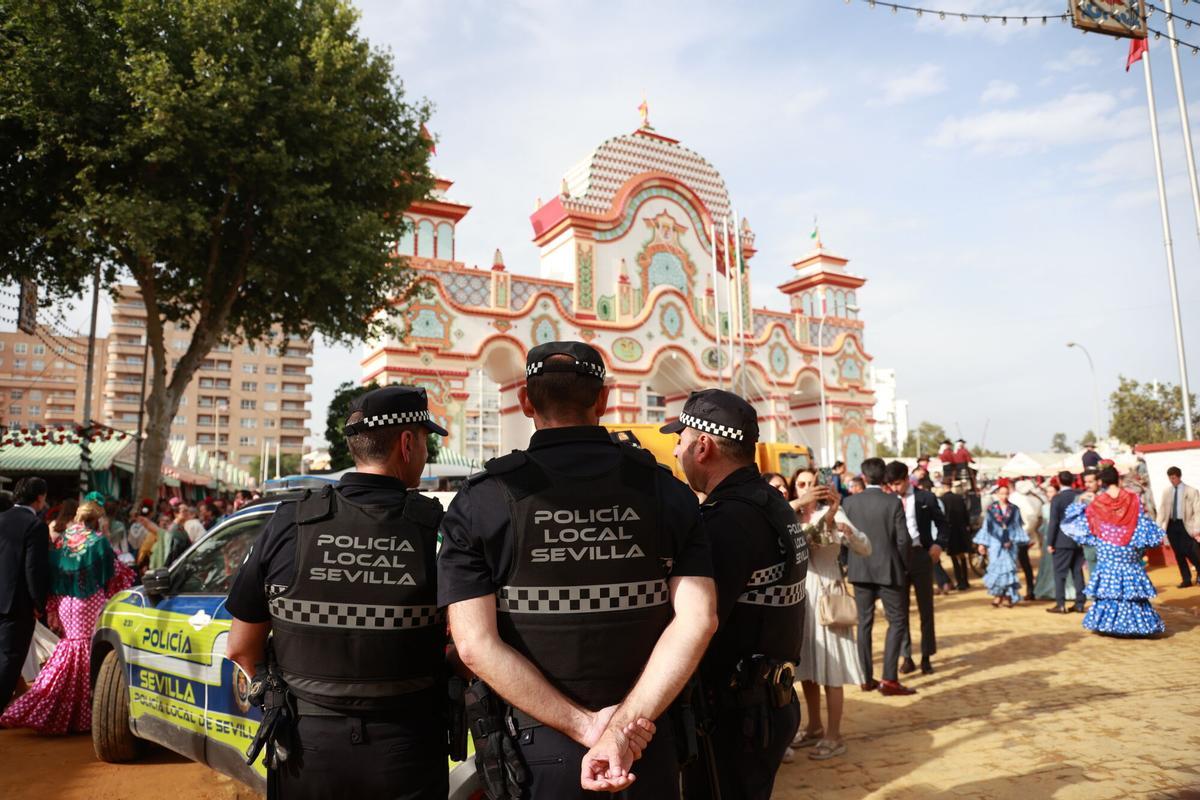Policía Local en el Real de la Feria de Abril.