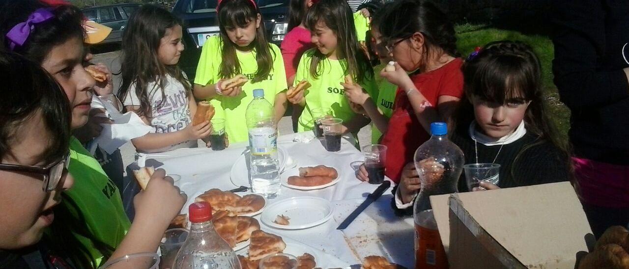 Un grupo de niñas merienda el típico hornazo.