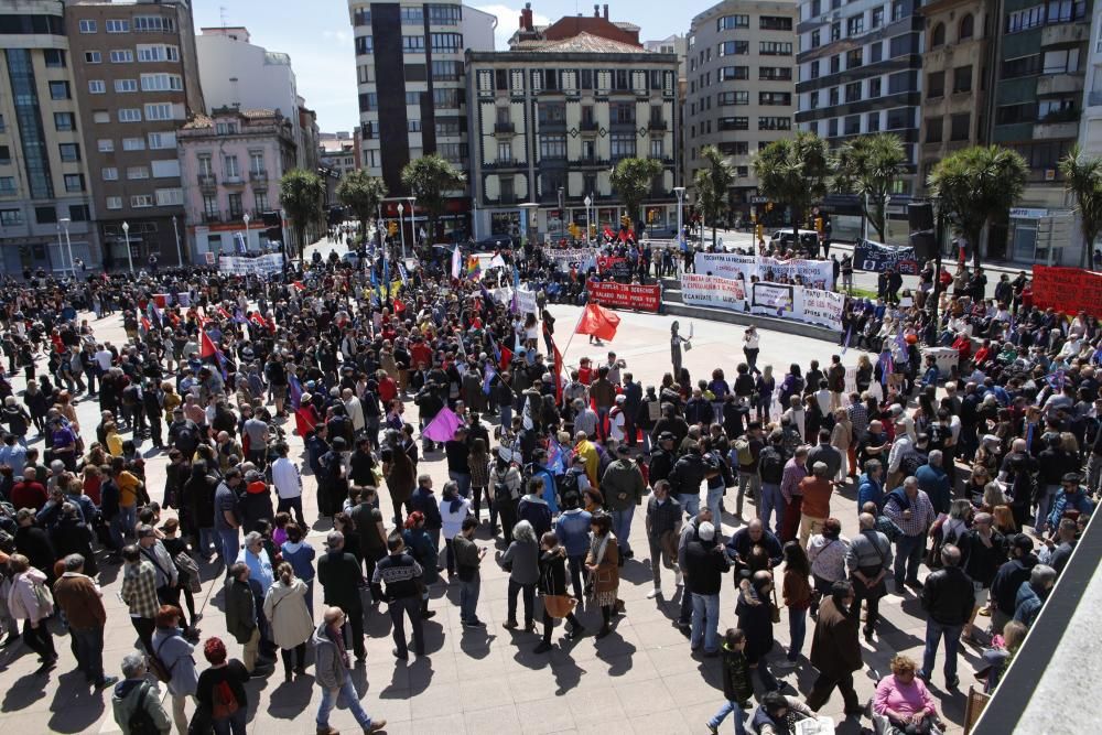 Los sindicatos minoritarios reclaman en Gijón políticas contra la precariedad