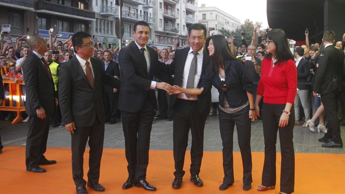 Amadeo Salvo junto a Peter Lim y su mujer, Kim Koh y Layhoon Chan