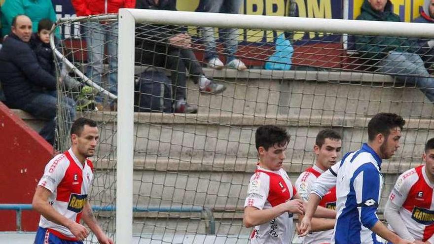 Aitor Díaz, durante su presentación con el Arosa, en el que jugó las dos últimas temporadas y en una acción defensiva (primero por la izquierda) con su anterior equipo. // Noé Parga