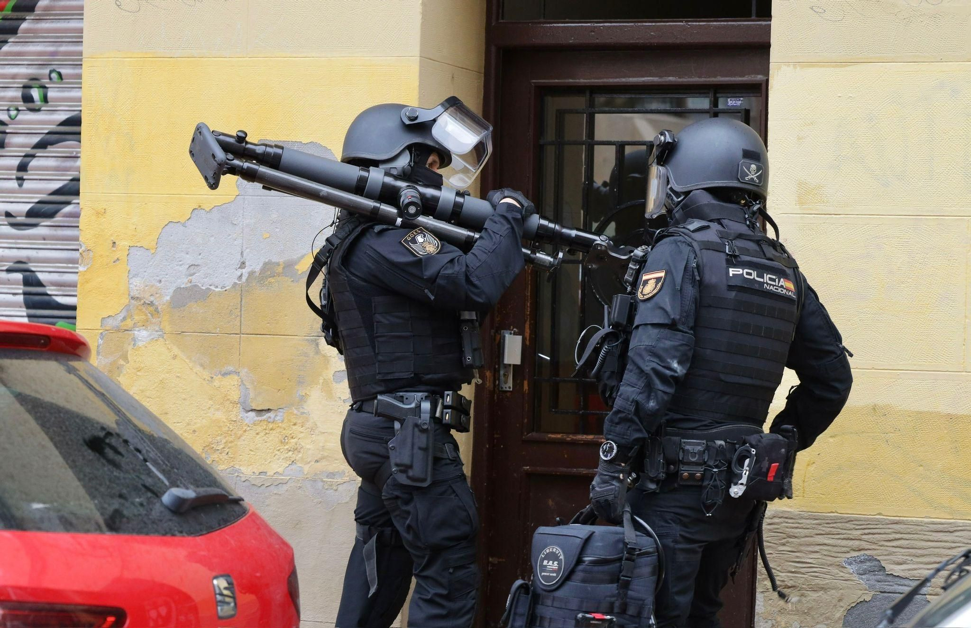 EN IMÁGENES | Un hombre se atrinchera en su casa tras apuñalar a otro en el cuello tras una pelea en la calle El Sepulcro de Zaragoza