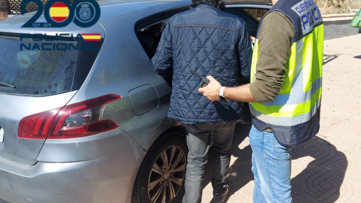 Uno de los detenidos por la Policía Nacional en Elche por el robo y venta de pertenencias en portales de segunda mano