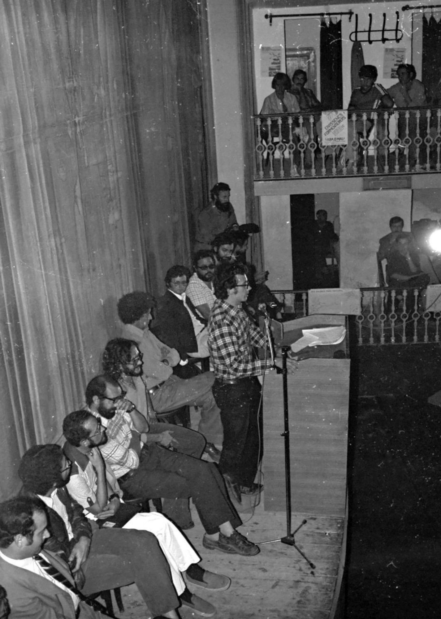 Miembros de la ‘Comissió’ de 1977, en el Teatro Pereyra. | SALVADOR PETIT