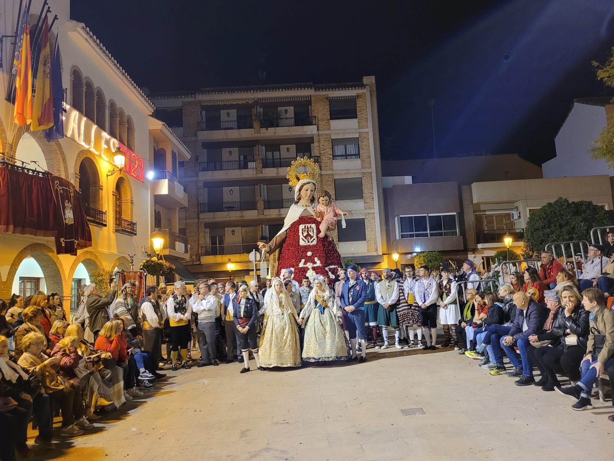 Las cuatro comisiones de l'Eliana ofrecen sus flores a la Virgen del Carmen