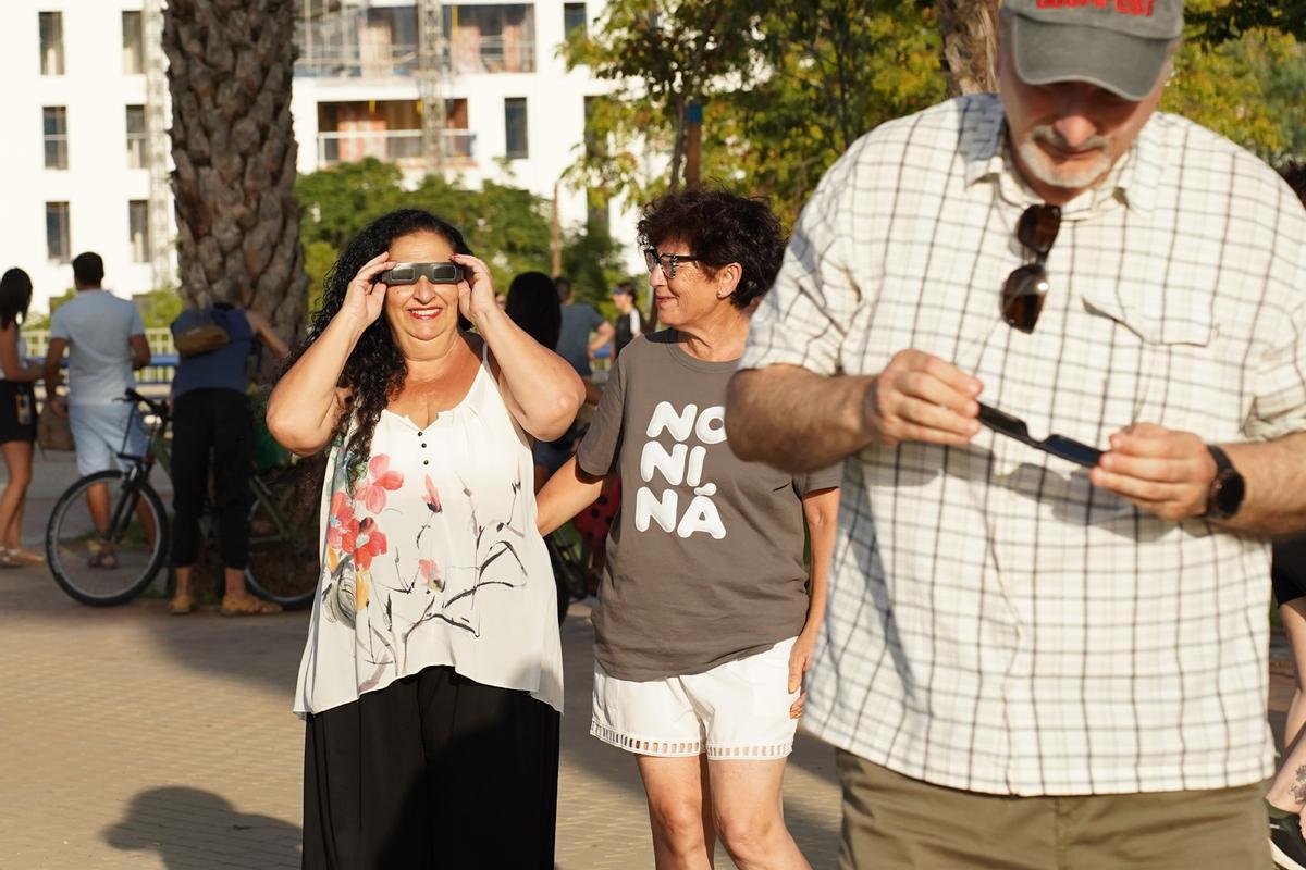 En imágenes: así han vivido los sevillanos el eclipse solar