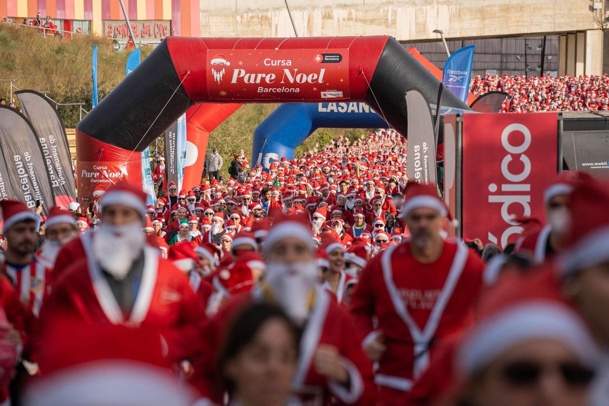 Cientos de Santa Claus corren por Barcelona en la primera Cursa del Pare Noel