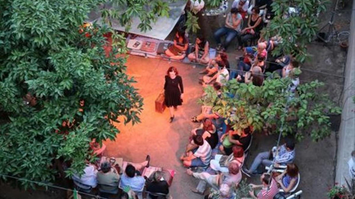 Una de las escenas de 'Et vindré a tapar', durante la función clebrada en un patio particular de Barcelona, dentro del proyecto Terrats en cultura.