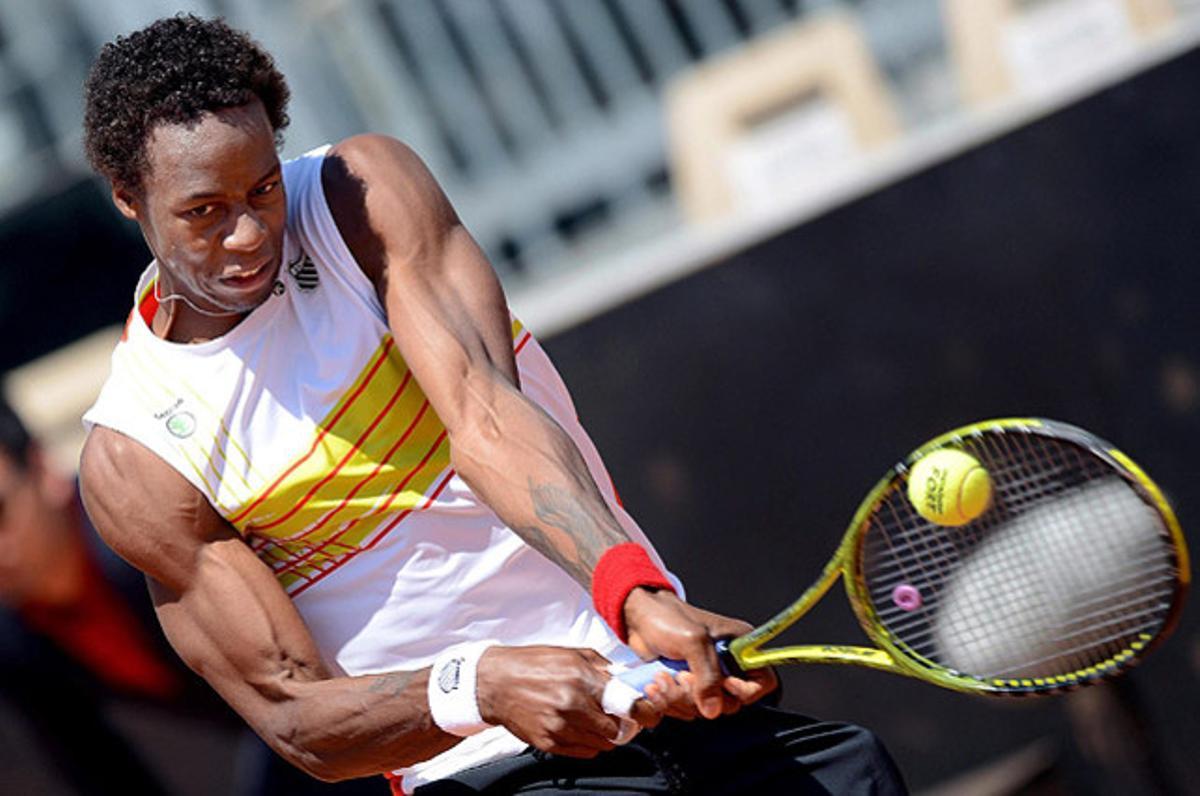 El tennista francès Gael Monfils pica la pilota durant el partit del Masters 1.000 de Roma disputat contra Alex Bogomolov.