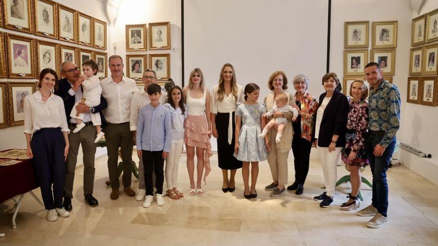 Tota la ocmitiva de Silla amb la familia de Vicente MArtínez i les FFMM de València.