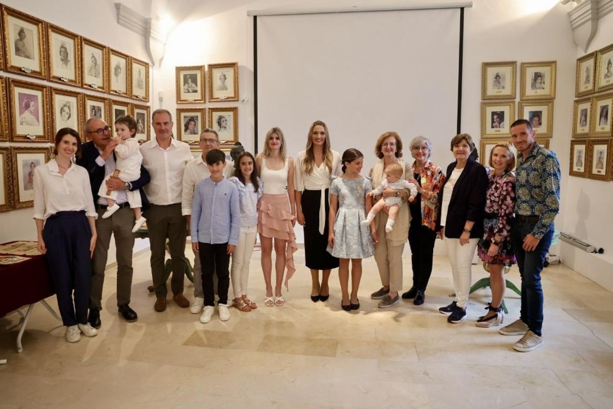 Tota la ocmitiva de Silla amb la familia de Vicente MArtínez i les FFMM de València.