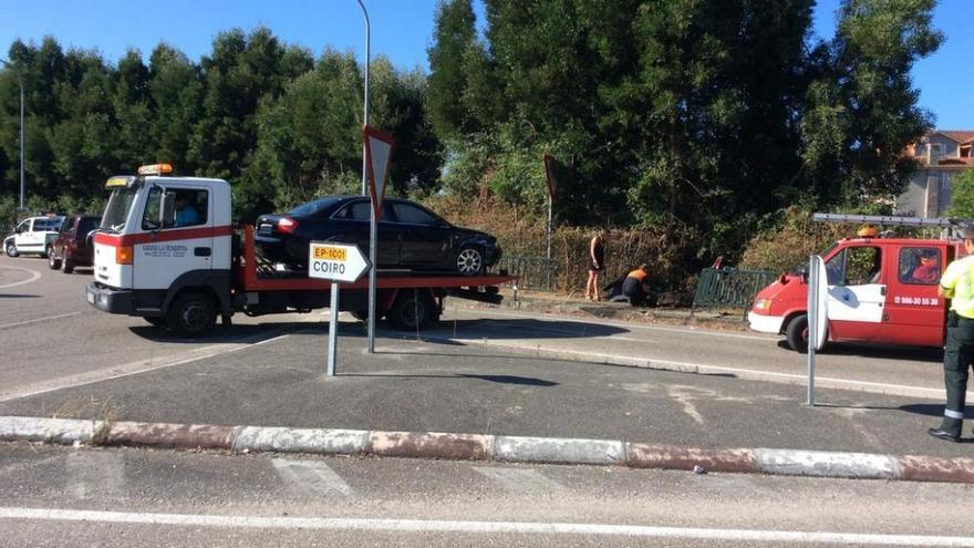 El lugar del accidente, justo en el momento en el que la grúa y Protección Civil Cangas retiran el vehículo accidentado. DGP