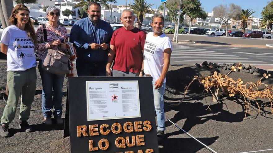 Presentación de la instalación de la obra ‘Parra cigarrera’, a la derecha.