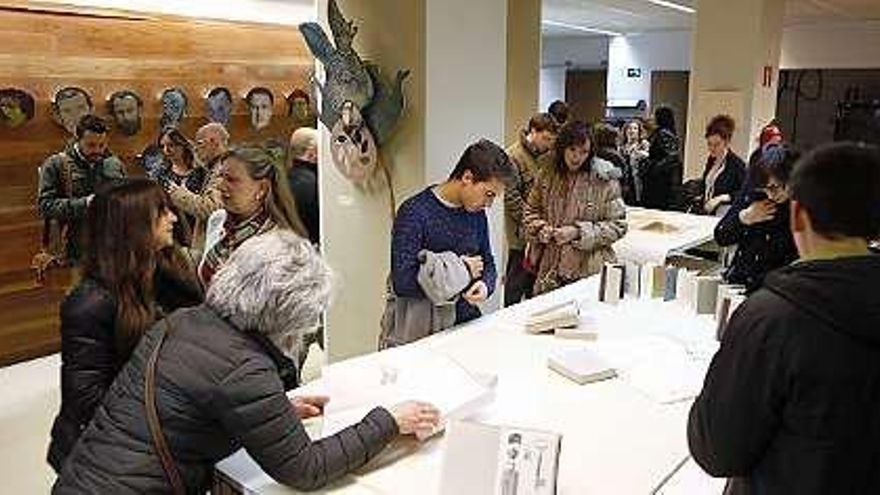 Inauguración, ayer, de la muestra "Sinergia" en los talleres de Litografía Viña.