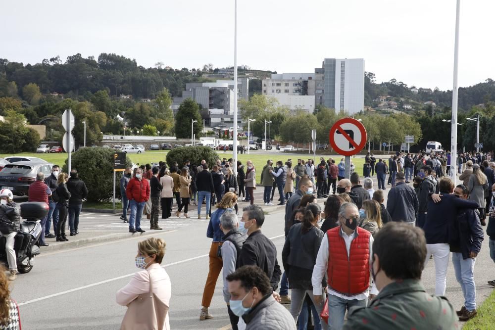 Más de mil personas despiden al hostelero gijonés Floro Gordillo con una cadena humana.