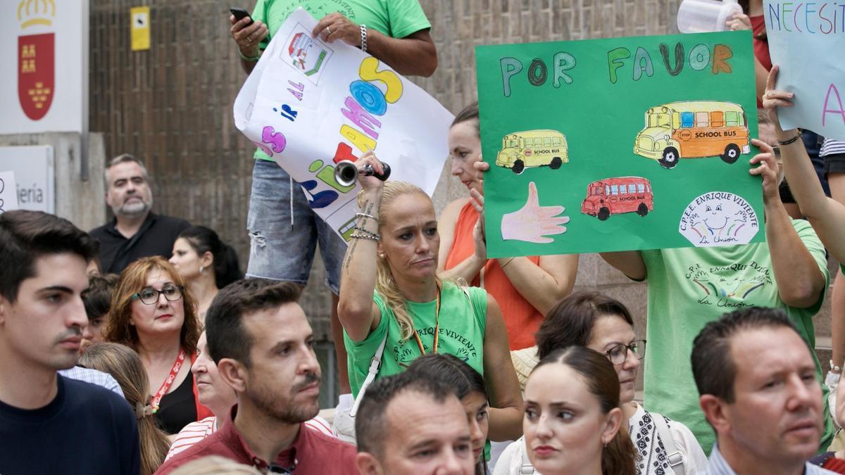 Protesta de las familias ante la Consejería para reclamar el transporte escolar.