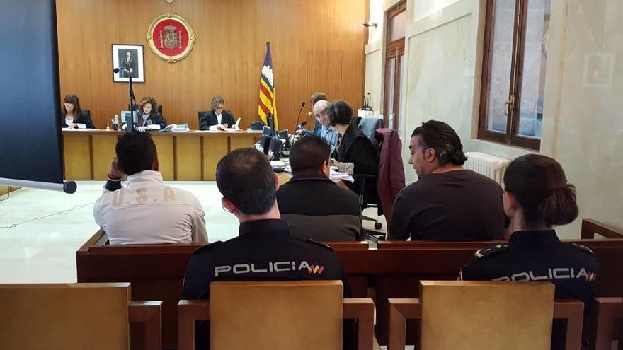 Los tres acusados, ayer, en el banquillo durante el juicio de la Audiencia Provincial.