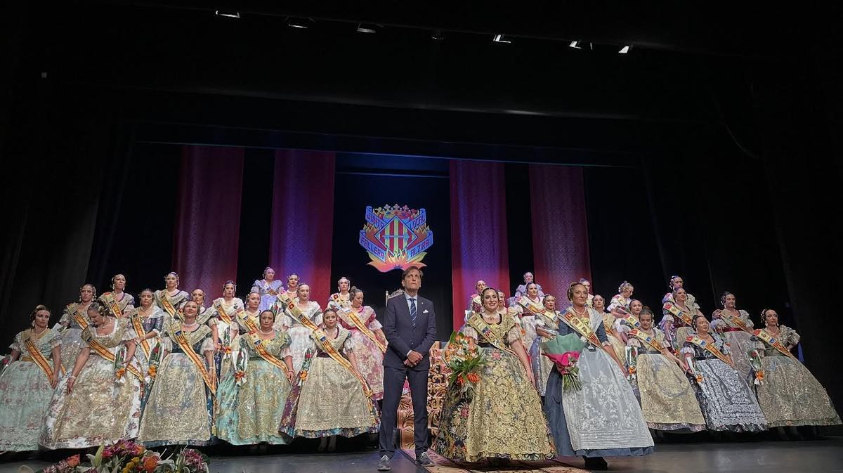 Lluch Comins, entre el alcalde de Alzira y la presidenta de la JLF, con las 33 falleras mayores de comisión en el escenario.