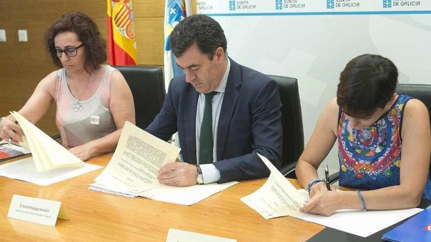 María Luz López (CC OO), Román Rodríguez y Paula Carreiro (FeSP-UGT). // Xoán Álvarez