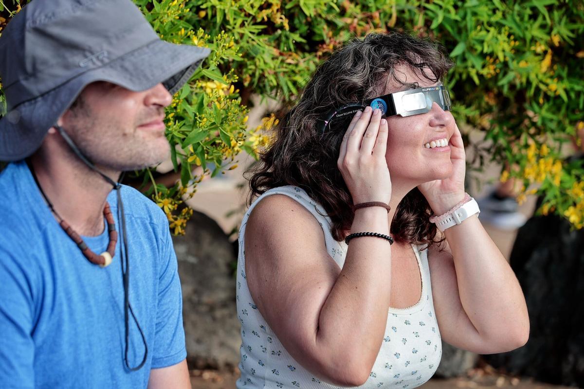Vecinos y visitantes disfrutan de una jornada marcada por la astronomía en uno de los principales puntos de observación habilitados en Tenerife.