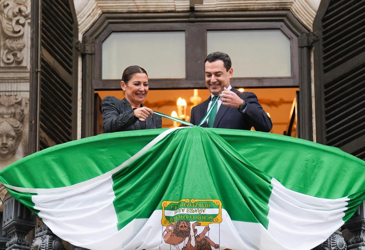 Sara Baras despliega la bandera andaluza junto a Juan Manuel Moreno en el Palacio de San Telmo.