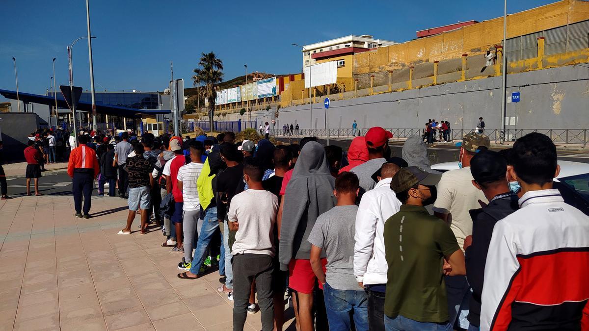 Inmigrantes marroquíes colapsan las oficinas de Ceuta