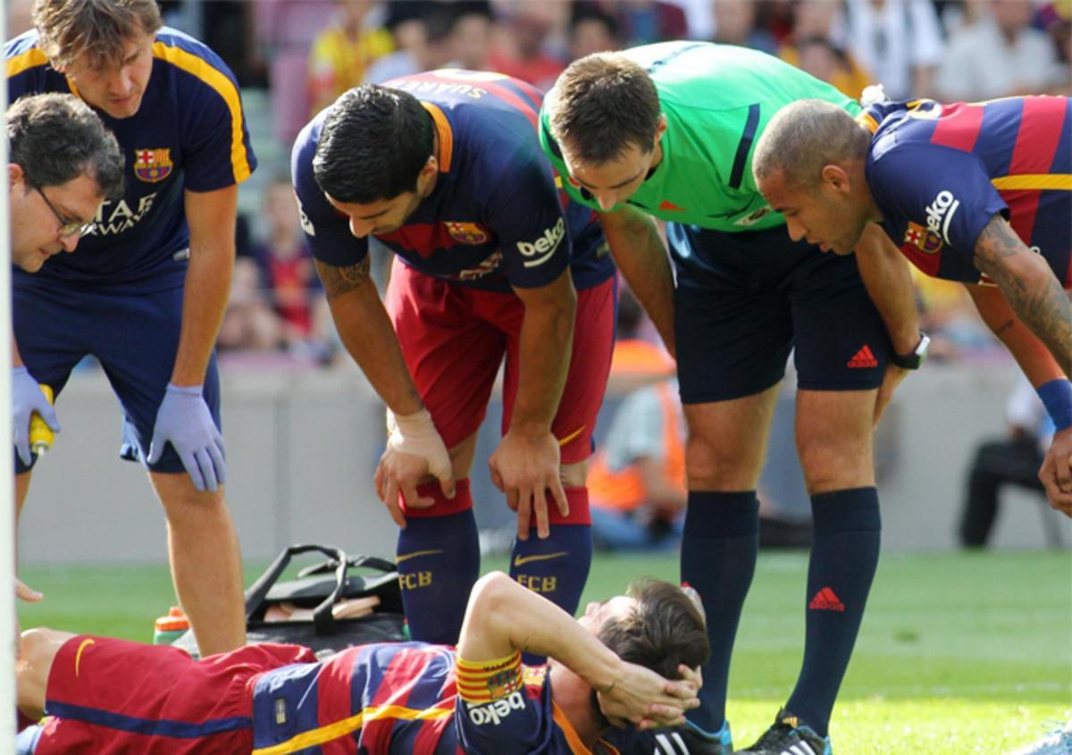 Ricardo Burgos, junto a Luis Suárez, Javier Mascherano y el doctor Ricard Pruna, se interesan por Leo Messi durante el Barça-Las Palmas de LaLiga 2015/16