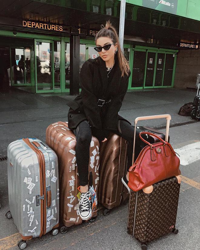 Negin Mirsalehi en el aeropuerto