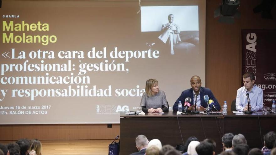Maheta Molango, entre Maria Antònia Puigrós, jefa de Estudios de Comunicación del CESAG, y Toni Terrades, profesor y periodista.