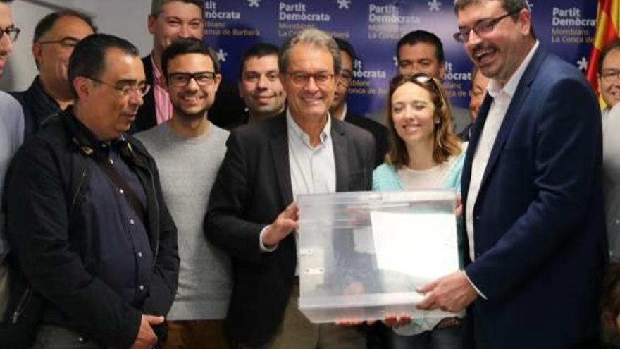 Artur Mas es va fer una foto amb una urna en la seva visita a Montblanc.