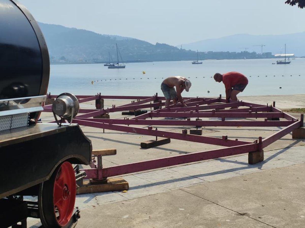 Trabajo de los feriantes con la ría de fondo. | // GONZALO NÚÑEZ
