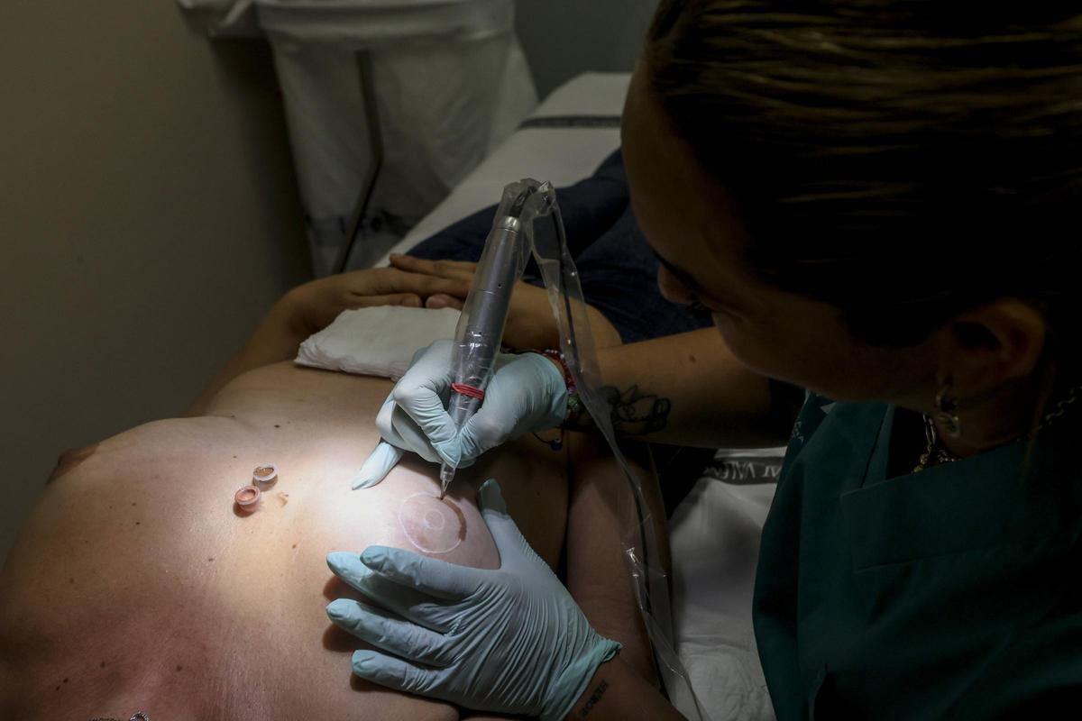 Tras la prueba de color, Sara Almerich inicia la micropigmentación.