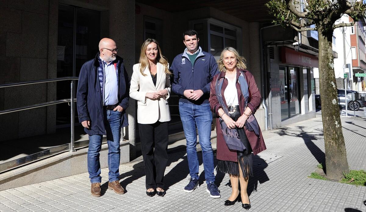 Por la derecha, Amalia Goldar, Gonzalo Louzao, Fabiola García y Durán con la nueva sede para atención temprana detrás
