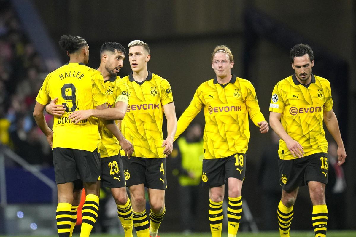 Los jugadores del Borussia Dortmund celebran el tanto final de Haller.