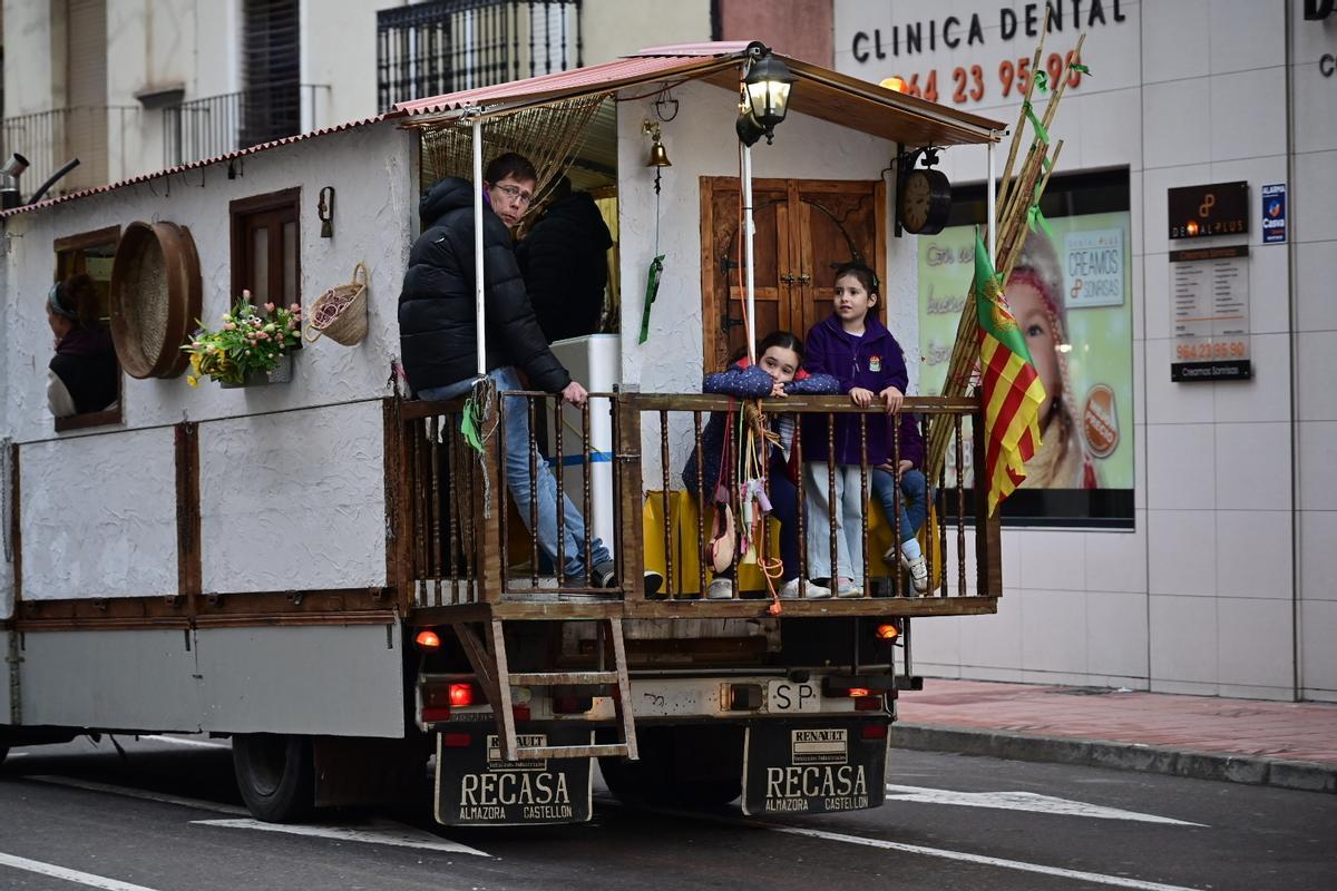 Las collas lucen sus carros engalanados por toda Castelló