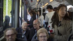 Vecinos del Carmel junto a un grupo de turistas japones mientras desciende el 24, justo antes de la parada del parque Güell. 