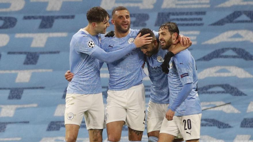 Los jugadores del City celebran un gol al PSG.