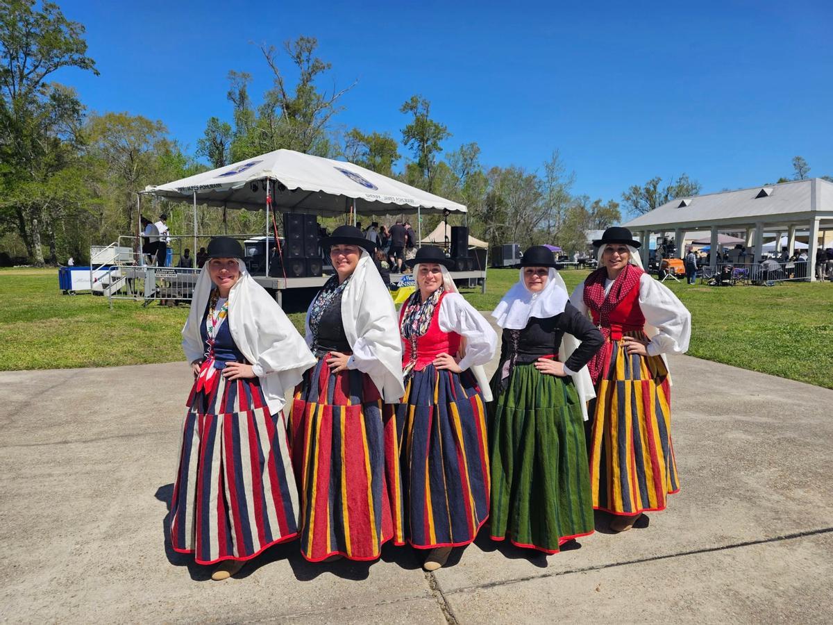 Vestimenta confeccionada por Carmen Delia Carrasco para la Agrupación Folclórica de Santa Lucía.